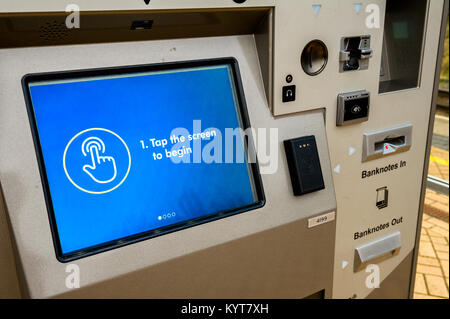 Billet de train machine avec l'achat des instructions sur une plate-forme de la gare des trains East Midlands. Banque D'Images