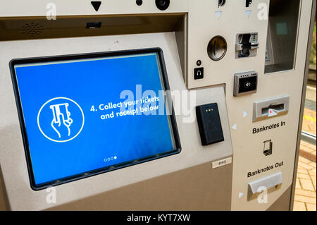 Billet de train machine avec l'achat des instructions sur une plate-forme de la gare des trains East Midlands. Banque D'Images