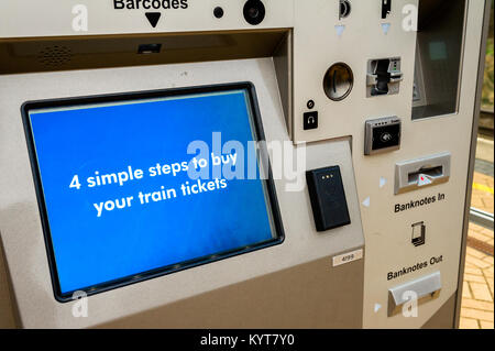 Billet de train machine avec l'achat des instructions sur une plate-forme de la gare des trains East Midlands. Banque D'Images