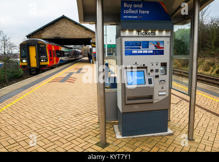 Billet de train la machine sur une plate-forme de la gare des trains East Midlands. Banque D'Images