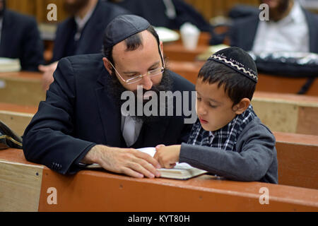 Un enseignant et étudiant (probablement le père & fils) apprendre ensemble dans une synagogue à Brooklyn, New York. Banque D'Images