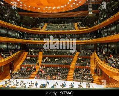 KATOWICE, Pologne - 2 février 2017 : l'Intérieur et de l'auditorium de la salle de concerts moderne de l'Orchestre Symphonique National de la Radio Polonaise (NOSPR) dans Kat Banque D'Images