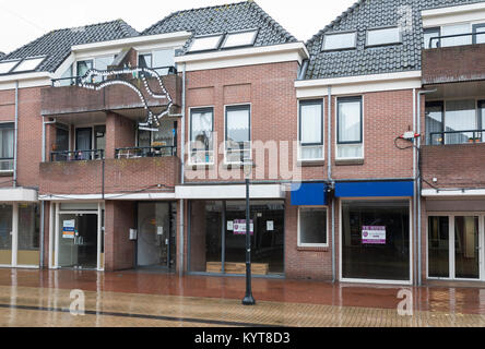 Rangée de boutiques fermées dans la rue commerçante de la ville de Coevorden, Pays-Bas Banque D'Images