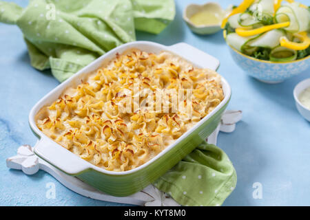 Cocotte au saumon, pommes de terre, les asperges et les pois Banque D'Images