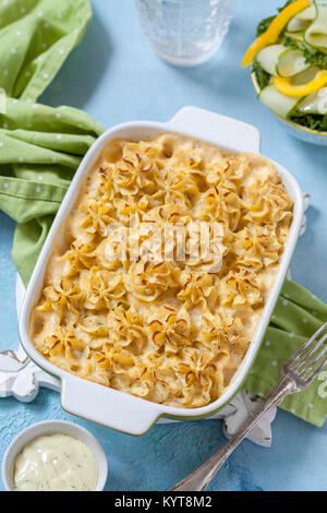 Cocotte au saumon, pommes de terre, les asperges et les pois Banque D'Images