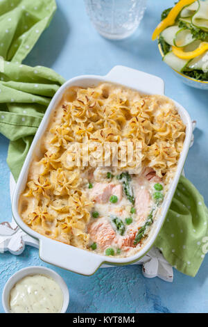 Cocotte au saumon, pommes de terre, les asperges et les pois Banque D'Images