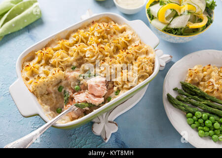 Cocotte au saumon, pommes de terre, les asperges et les pois Banque D'Images