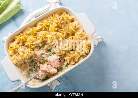 Cocotte au saumon, pommes de terre, les asperges et les pois Banque D'Images