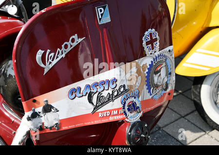 Vespa, Scooter, Vintage, visite, voyage, route, rue, la nature, la race, historique, convoi, personnes, excursion, croisière, tuning, de vitesse, de plaisir, de la nature, route, Banque D'Images