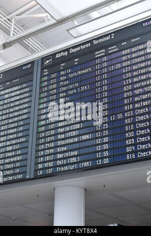 Tableau d'affichage,, départ, des destinations différentes, les villes, les pays, l'arrivée, l'heure, numéro de vol, compagnie aérienne, temps, Terminal 2, Aéroport Munich Banque D'Images