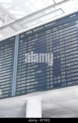 Tableau d'affichage,, départ, des destinations différentes, les villes, les pays, l'arrivée, l'heure, numéro de vol, compagnie aérienne, temps, Terminal 2, Aéroport Munich Banque D'Images