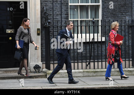 (De gauche à droite), Ministre d'État Caroline Noakes, whip en chef Julian Smith et chef de la communes Andrea Leadsom laisser 10 Downing Street, Londres, après une réunion du Cabinet. Banque D'Images