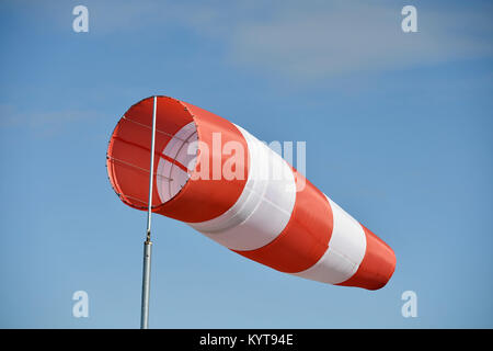 Sock, girouette, vent, tempête, temps de vol, les conditions, la force de tempête, la direction du vent, de l'indicateur, la nature, l'aéroport de Munich, Banque D'Images