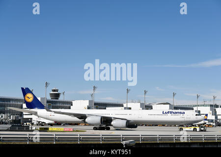 A340, Lufthansa, pousser, pousser Retour Chariot, Déploiement, , la borne 2, Tour,, avion, avion, avion, compagnies aériennes, l'aéroport de Munich, Banque D'Images