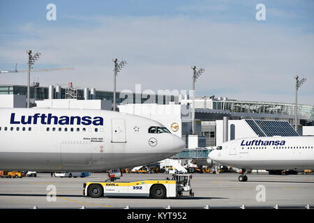 A340, Lufthansa, pousser, pousser Retour Chariot, Déploiement, , la borne 2, Tour,, avion, avion, avion, compagnies aériennes, l'aéroport de Munich, Banque D'Images