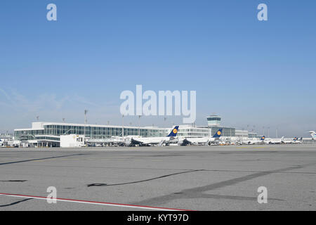 Lufthansa, line up, lineup, différentes compagnies aériennes, position parking, jeu, Satellite, Terminal 2, avion, l'aéroport de Munich, Banque D'Images