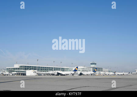 Lufthansa, line up, lineup, différentes compagnies aériennes, position parking, jeu, Satellite, Terminal 2, avion, l'aéroport de Munich, Banque D'Images