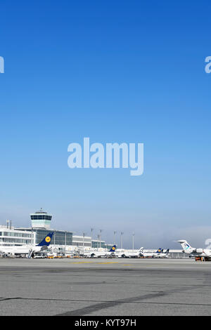 Lufthansa, line up, lineup, différentes compagnies aériennes, position parking, jeu, Satellite, Terminal 2, avion, l'aéroport de Munich, Banque D'Images