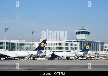 Lufthansa, line up, lineup, différentes compagnies aériennes, position parking, jeu, Satellite, Terminal 2, avion, l'aéroport de Munich, Banque D'Images