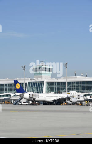 Lufthansa, A340-600, line up, lineup, différentes compagnies aériennes, position parking, jeu, Satellite, Terminal 2, Aéroport de Munich, Banque D'Images