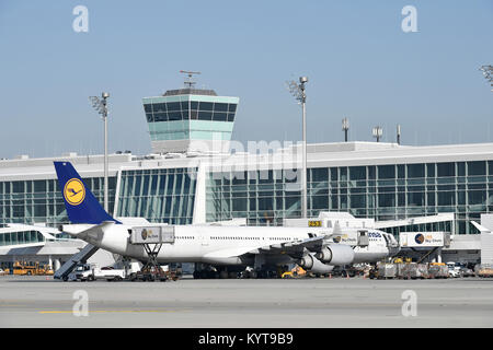 Lufthansa, A340-600, line up, lineup, différentes compagnies aériennes, position parking, jeu, Satellite, Terminal 2, Aéroport de Munich, Banque D'Images