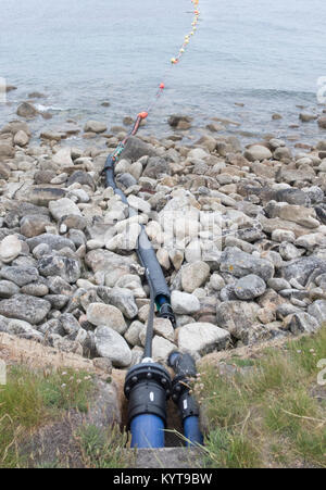 L'énergie des vagues Farm montrant Underground Connexion des câbles d'alimentation et de l'atténuateur de surface des bouées, St Mary, îles Scilly, Cornwall, England, UK Banque D'Images