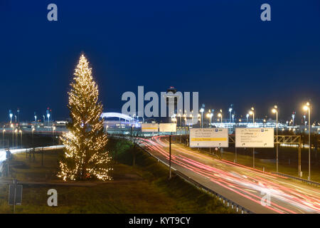 Arbre de Noël, et depuis l'aéroport, tour, terminal 1, mac, Munich Airport Center, rue, route, voitures, lumières, crépuscule, hiver, l'aéroport de Munich, MUC, Banque D'Images