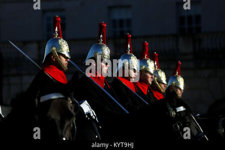 Les membres de la cavalerie de famille à l'évolution de la vie de la Reine Garde à Horse Guards Parade à Londres. Banque D'Images