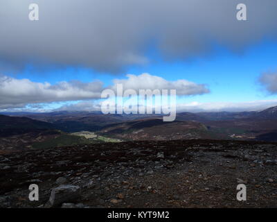 Vue sur les Cairngorms de Morrone, Braemar, l'Écosse. Le parc national de Cairngorm, le Royal Deeside. Heather montagnes habillées. Paysage glaciaire, vallées, Banque D'Images