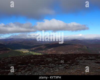 Vue sur les Cairngorms de Morrone, Braemar, l'Écosse. Le parc national de Cairngorm, le Royal Deeside. Heather montagnes habillées. Paysage glaciaire, vallées, Banque D'Images