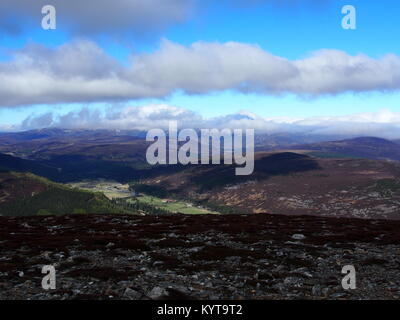 Vue sur les Cairngorms de Morrone, Braemar, l'Écosse. Le parc national de Cairngorm, le Royal Deeside. Heather montagnes habillées. Paysage glaciaire, vallées, Banque D'Images