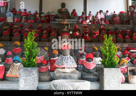 Kyto, Japon, 7 novembre 2017 : Pierre figurens dans un lieu de culte à la Temple Kiyomizu-dera dans l'est de Kyoto. Banque D'Images