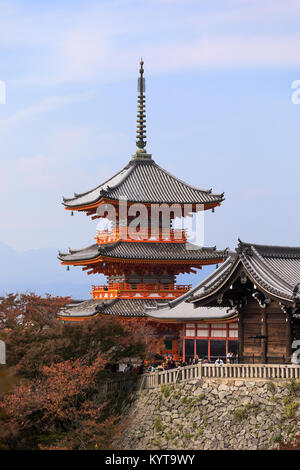 Kyoto, Japon, le 7 novembre 2017 : les touristes profiter de la vue ci-dessous il pagode à trois étages au temple Kiyomizu-dera dans l'est de Kyoto. Banque D'Images