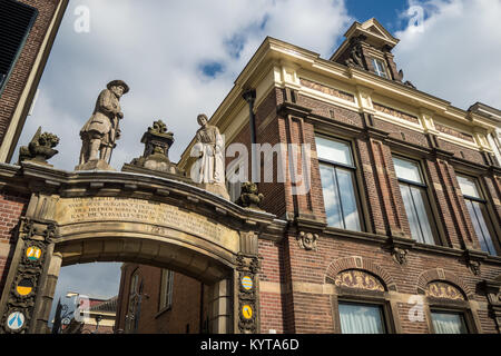 Porte d'entrée à l'Oude Bornhof à Zutphen, Pays Bas avec des statues d'un vieil homme et une vieille femme. L'Oude Bornhof était une cour médiévale avec Banque D'Images