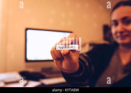 Close up of hand holding script de l'ouest panneau occasion dans l'environnement de bureau Banque D'Images