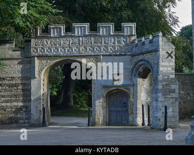 La Cathédrale de Peterborough, avant's Gate construit par l'Abbé Kirkton avec panneaux héraldiques dont Marian rose, Prince of Wales's plumes, Fleur de Lys, Edwa Banque D'Images