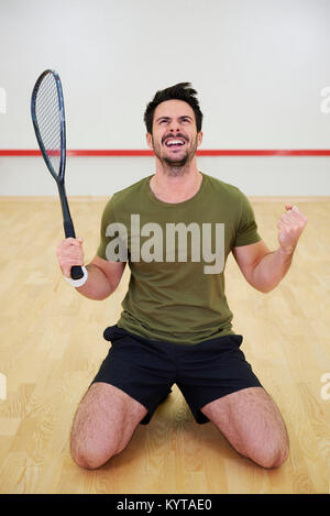 Mâle excité squash player célébrer sur cour Banque D'Images