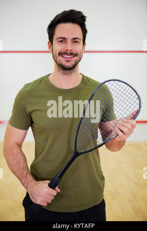 Portrait de femme joueuse de squash avec racket sur cour Banque D'Images