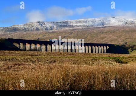 Train Diesel traversant le viaduc de Ribblehead. Banque D'Images