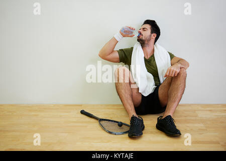 Joueuse de squash masculin de l'eau potable Banque D'Images