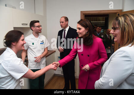 Le duc et la duchesse de Cambridge, parler au personnel, en visitant le bâtiment des sciences et de la santé à l'Université de Coventry, lors de leur visite à la ville. Banque D'Images