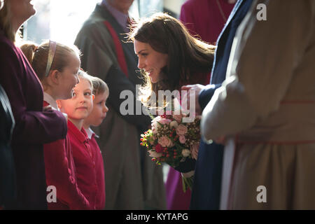 La duchesse de Cambridge recevoir des fleurs de la part des élèves de l'école primaire qu'elle Coundon tours les ruines et la nouvelle cathédrale de Coventry à l'occasion de sa visite à la ville. Banque D'Images