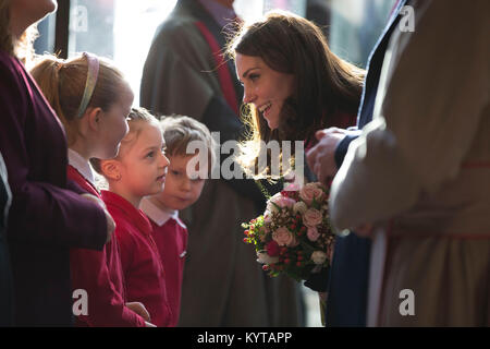 La duchesse de Cambridge recevoir des fleurs de la part des élèves de l'école primaire qu'elle Coundon tours les ruines et la nouvelle cathédrale de Coventry à l'occasion de sa visite à la ville. Banque D'Images