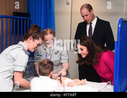 Le duc et la duchesse de Cambridge, parler au personnel, en visitant le bâtiment des sciences et de la santé à l'Université de Coventry, lors de leur visite à la ville. Banque D'Images