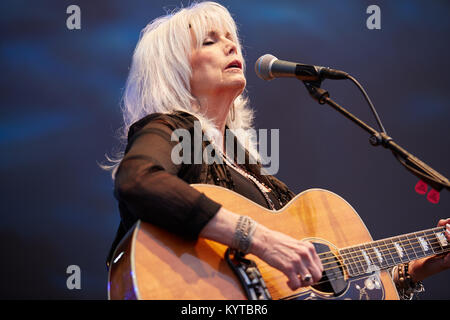 Le duo country Emmylou Harris & Rodney Crowell effectue un concert live au festival de musique norvégienne Oslo Fjord Fest 2015 à Oslo. Chanteur guitariste ici ang Emmylou Harris est représenté sur scène. La Norvège, 15/07 2015. Banque D'Images