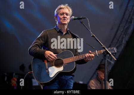 Le duo country Emmylou Harris & Rodney Crowell effectue un concert live au festival de musique norvégienne Oslo Fjord Fest 2015 à Oslo. Chanteur guitariste ici ang Rodney Crowell est représenté sur scène. La Norvège, 15/07 2015. Banque D'Images