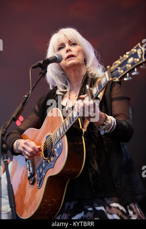 Le duo country Emmylou Harris & Rodney Crowell effectue un concert live au festival de musique norvégienne Oslo Fjord Fest 2015 à Oslo. Chanteur guitariste ici ang Emmylou Harris est représenté sur scène. La Norvège, 15/07 2015. Banque D'Images