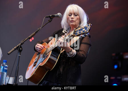 Le duo country Emmylou Harris & Rodney Crowell effectue un concert live au festival de musique norvégienne Oslo Fjord Fest 2015 à Oslo. Chanteur guitariste ici ang Emmylou Harris est représenté sur scène. La Norvège, 15/07 2015. Banque D'Images