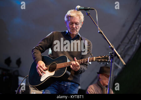 Le duo country Emmylou Harris & Rodney Crowell effectue un concert live au festival de musique norvégienne Oslo Fjord Fest 2015 à Oslo. Chanteur guitariste ici ang Rodney Crowell est représenté sur scène. La Norvège, 15/07 2015. Banque D'Images