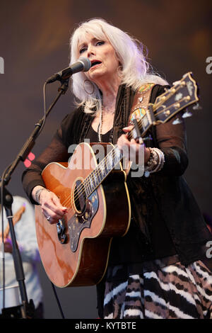 Le duo country Emmylou Harris & Rodney Crowell effectue un concert live au festival de musique norvégienne Oslo Fjord Fest 2015 à Oslo. Chanteur guitariste ici ang Emmylou Harris est représenté sur scène. La Norvège, 15/07 2015. Banque D'Images